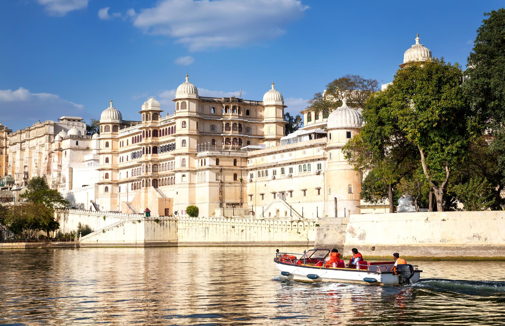 City Palace and boat on Lake Pichola, Udaipur